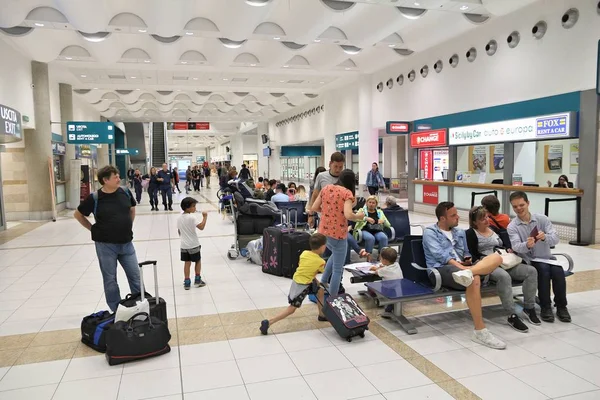 Bari Itália Maio 2017 Passageiros Apressam Aeroporto Bari Itália Aeroporto — Fotografia de Stock