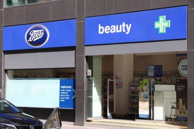 Londra, İngiltere - 6 Temmuz 2016: Boots eczane dükkanı Londra'da. Botlar İngiltere'de 2.500 mağazaları olan bir ilaç perakendeci markasıdır.