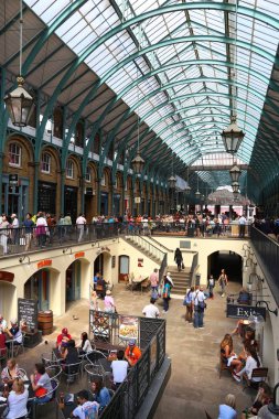 Londra, İngiltere - 6 Temmuz 2016: İnsanlar Covent Garden Apple pazar Londra, İngiltere'de ziyaret edin. Londra metro, bölgede yaşayan 13 milyon kişi ile İngiltere'de en kalabalık kentidir.