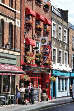 Londra, İngiltere - 6 Temmuz 2016: İnsanlar Londra Covent Garden barda ziyaret edin. Tipik bir Londra pub olduğunu. Londra'da daha fazla 7.000 pub vardır.