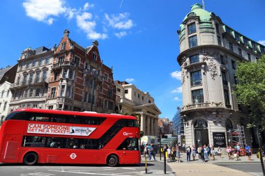 Londra, İngiltere - 6 Temmuz 2016: İnsanlar Strand, Londra, İngiltere, bir çift katlı otobüs yolculuğu. 673 güzergah üzerinde 8.000 otobüs ulaşım London (Tfl) için çalışır.
