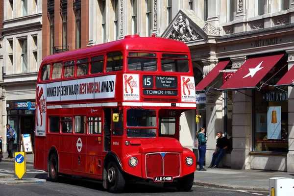 2016年7月6日 人们乘坐历史双层双层巴士在伦敦 伦敦运输 Tfl 在673条航线上经营8000辆公共汽车 — 图库照片