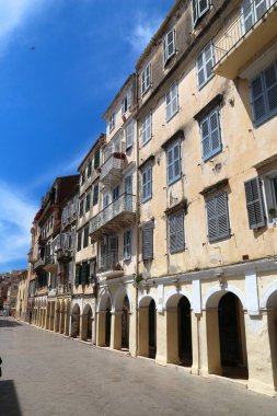 Corfu Old Town (Kerkyra) - Yunanistan 'daki UNESCO Dünya Mirasları Alanı. Antika cadde.