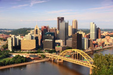 Pittsburgh şehir manzarası günbatımı ışık. Monongahela Nehri.