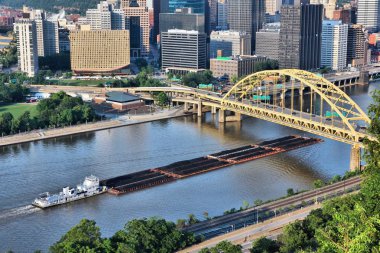 Endüstriyel nehir nakliye. Pittsburgh şehri, Pennsylvania. Monongahela nehir mavna taşımacılığı kömür.