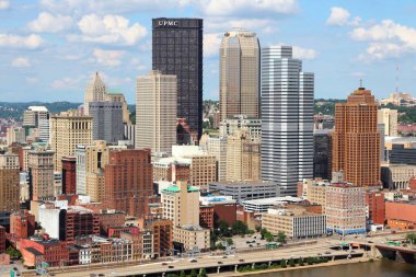 Pittsburgh, Amerika Birleşik Devletleri - 29 Haziran 2013: Skyline görünümü Pittsburgh. 2 büyük Pennsylvania 305,841 nüfusa sahip olduğunu.