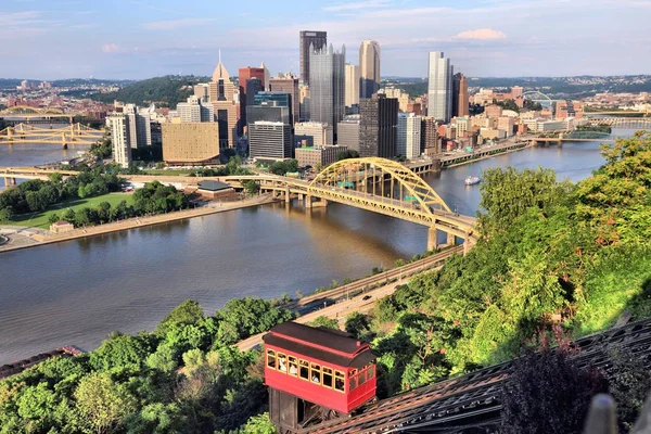 Pittsburgh şehir manzarası füniküler Duquesne eğim ile. Günbatımı ışık.