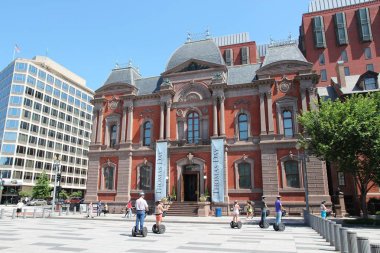 Washington, Amerika Birleşik Devletleri - 15 Haziran 2013: İnsanlar ziyaret Renwick Galeri, Smithsonian Enstitüsü Washington Dc. 18,9 milyon turist kısmında Amerika Birleşik Devletleri'nin başkenti 2012 yılında ziyaret.