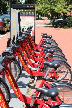 Washington, Amerika Birleşik Devletleri - 14 Haziran 2013: Bisiklet paylaşım washington dc sermaye bikeshare istasyonu. 300'den fazla istasyonları ve 2 milyondan fazla yıllık ridership vardır.