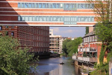 (Devlet Sachsen) Almanya'da Leipzig şehir. Plagwitz eski sanayi bölgesi - eski tuğla fabrikaları ve ambarlar Weisse Elster Nehri üzerinde.