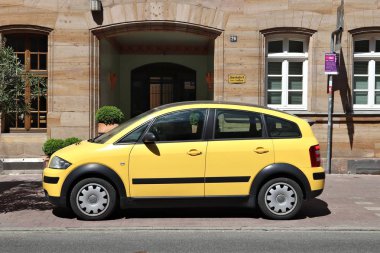 Furth, Almanya - 6 Mayıs 2018: Almanya'da Park sarı Audi A2 kompakt mini araba. (2017 yılı itibariyle Almanya'da kayıtlı 45.8 milyon arabalar).