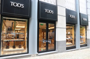 Lisbon, Portekiz - 6 Haziran 2018: Tod's moda dükkanında Lizbon Avenida da Liberdade (Liberty Avenue). Bu Bulvarı marka lüks alışveriş için ünlüdür.