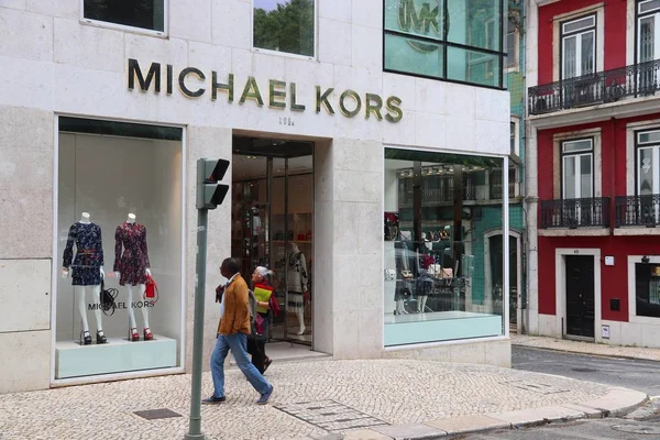 リスボン ポルトガル 2018 リスボンのリベルダーデ リバティ アベニュー ミハエル Kors ファッション店で人が歩きます この大通りは高級ブランド — ストック写真