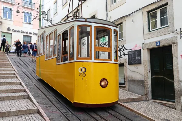 Lisbon Portugal June 2018 人们乘坐葡萄牙里斯本的Bica Funicular Ascensor Bica 里斯本以其历史上滑稽的电车和黄色的电车而闻名 — 图库照片