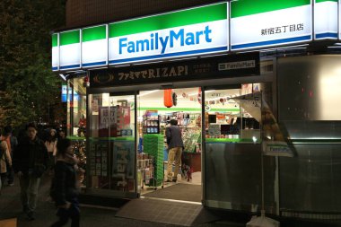 Tokyo, Japonya - 30 Kasım 2016: İnsanlar Familymart markette Tokyo, Japonya ziyaret edin. FamilyMart Japonya'da 7,604 mağazaları (2012 ile en büyük kolaylık mağaza franchise zincirleri biridir).