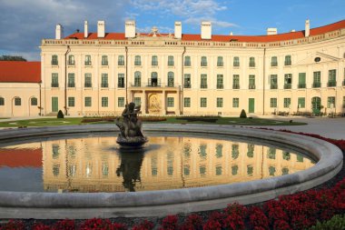 Fertod, Macaristan - Esterhaza Sarayı, rokoko tarzı landmark günbatımı ışık.