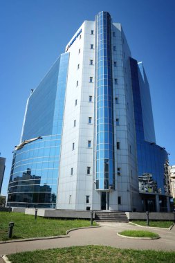 Ploieşti, Romanya - 20 Ağustos 2012: Ploieşti, Romanya bina Petrom. Petrom petrol şirketi Romanya, Moldova ve 3. Bulgaristan'da en büyük en büyük 2 en büyük şirketidir.