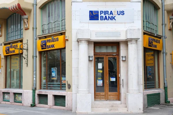 Subótica Sérbia Agosto 2012 Filial Piraeus Bank Subotica Sérvia Existem — Fotografia de Stock