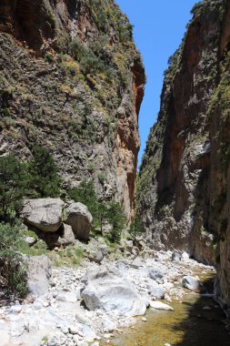 Samiriye Gorge iz Lefke Ori dağlarda hiking. Yunanistan Crete Adası.