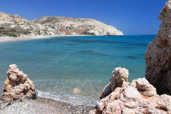 Κύπρος Ακτή Της Μεσογείου Θάλασσας Παραλία Πέτρα Του Ρωμιού Βράχο — Φωτογραφία Αρχείου