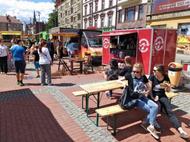 Bytom, Polonya - 30 Haziran 2017: İnsanların gıda kamyon Bytom, Polonya için yemek. Yemek kamyon kültürü son yıllarda tüm Avrupa'da ivme kazanıyor.