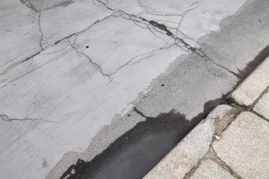 Hasarlı şehir sokak - çatlaklar ve asfalt üzerinde yamalar.
