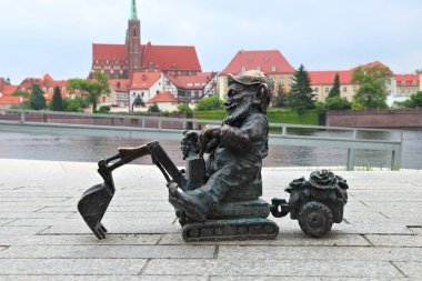 Wroclaw, Polonya - 11 Mayıs 2018: Gnome cüce küçük heykel Wroclaw, Polonya. Wroclaw 350 gnome heykeller şehrin vardır..