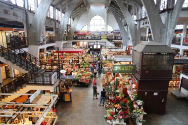 WROCLAW, POLAND - 11 Mayıs 2018: Müşteriler Polonya 'daki Wroclaw Pazar Salonu' nu (Hala Targowa) ziyaret ettiler. Kapalı pazar yeri 1908 'den beri var..