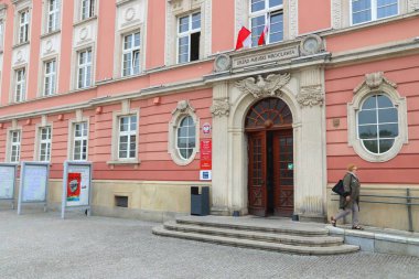 Wroclaw, Polonya - 11 Mayıs 2018: Kişi belediyeye Wroclaw, Polonya bina çıkar. Wroclaw 4 Polonya 632,067 insanlarla (2013 şehridir).