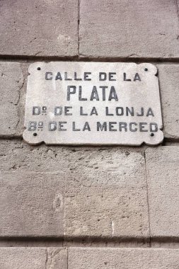 Barcelona sokak işareti - Calle de la Plata. İspanya'nın simgesel yapı.