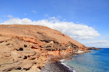 Tenerife manzarası, Costa Del Silencio kıyı şeridi. Punta Amarilla volkanik tuff kayaları.