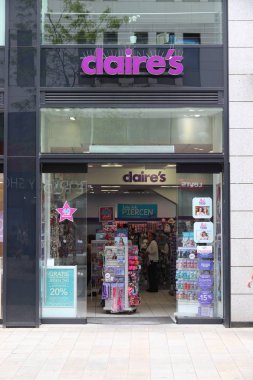 Leipzig, Almanya - 9 Mayıs 2018: Leipzig, Almanya Grimmaische Street Claire'in aksesuar ve Takı mağaza. Grimmaische Strasse Leipzig'ın yaya alışveriş bölgesinin kalbidir.