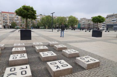 Wroclaw, Polonya - 11 Mayıs 2018 Wroclaw, Polonya 'daki Targ Meydanı. Meydan, modern şehir standartlarını karşılamak amacıyla 2013 yılında yenilendi..