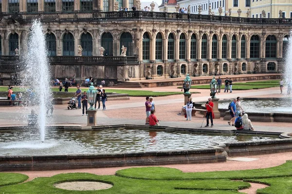 Dresden Saksa Toukokuu 2018 Ihmiset Vierailevat Zwingerin Palatsissa Altstadtin Vanhakaupunki — kuvapankkivalokuva