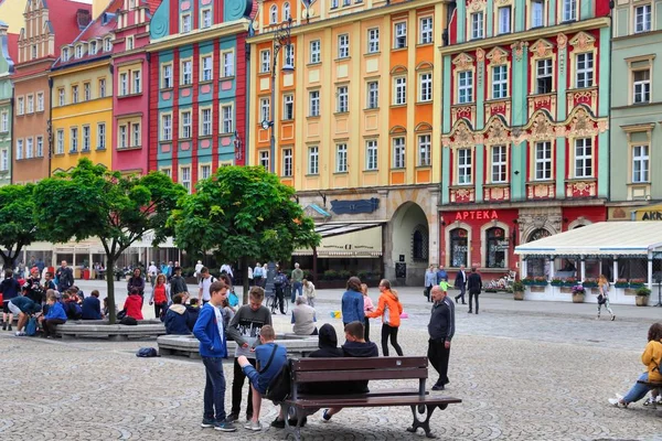 弗罗茨瓦夫 2018年5月11日 人们访问波兰弗罗茨瓦夫的主广场 Rynek 弗罗茨瓦夫 Rynek 是欧洲最大的城市广场之一 — 图库照片