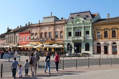 Novi Sad, Sırbistan - 14 Ağustos 2012: İnsanlar Old Town Novi Sad, Sırbistan için ziyaret edin. Novi Sad 2 en çok ziyaret edilen şehridir ve 2011 yılında Sırbistan 2 milyondan fazla turist sayısı vardı..