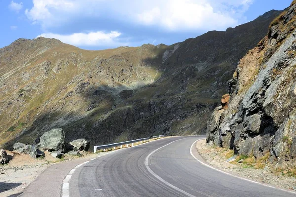 Transfagarasan Otoyolu - Romanya 'nın Fagaras Dağları' ndaki dağ yolu.
