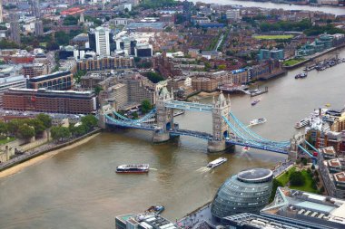 London Tower Bridge ve Thames Nehri ile havadan görünümü.