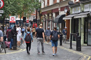 LONDON, İngiltere - 9 Temmuz 2016: Londra 'da insanlar Soho bölgesini ziyaret ediyor. Londra, 13 milyon nüfusuyla İngiltere 'nin en kalabalık şehridir..