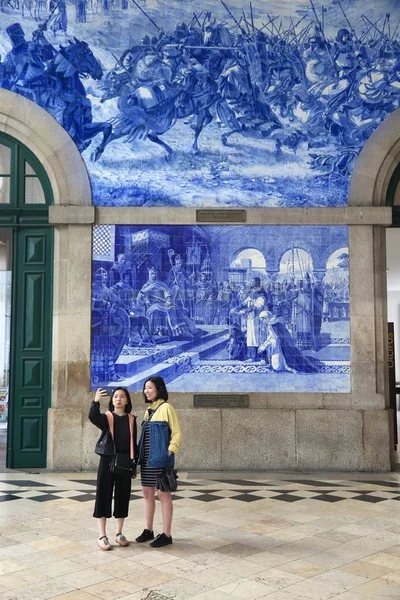 Porto Portugal May 2018 Tourists Take Selfie Sao Bento Station — Stock Photo, Image