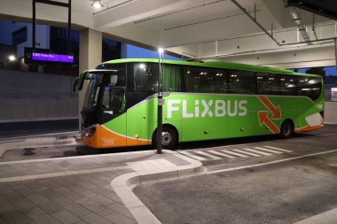Leipzig, Almanya - 9 Mayıs 2018: Yeni Otogar Leipzig, Flixbus. Bir büyük uluslararası yolcu otobüs firması 20 ülkede 1000 hedefleri ile FlixBus olduğunu.