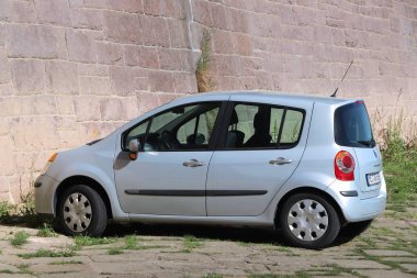 Meissen, Almanya - 5 Mayıs 2018: Renault Modus mini Mpv araç park Almanya'da kompakt. (2017 yılı itibariyle Almanya'da kayıtlı 45.8 milyon arabalar).