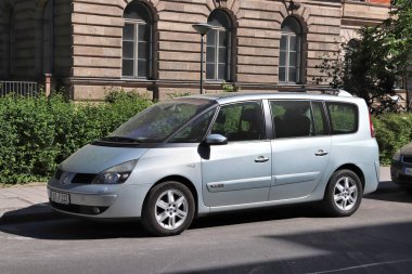 Erlangen, Almanya - 6 Mayıs 2018: Almanya'da Park Renault Espace minibüs aile arabası. (2017 yılı itibariyle Almanya'da kayıtlı 45.8 milyon arabalar).