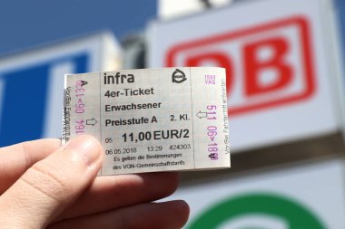 Nürnberg, Almanya - 7 Mayıs 2018: Bilet toplu taşıma (Vag) Nuremberg, Almanya. Nürnberg orta Franconia içinde yer alır. Burada 511,628 insanlar yaşıyor.