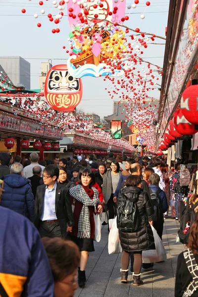 2016 人访问日本东京浅草的仲见世纪念品商店街 东京是日本首都城市 3780 万人生活在其地铁的地区 — 图库照片