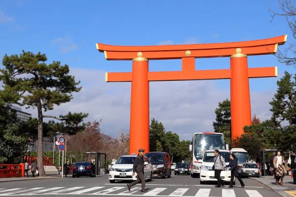 日本京都 2016年11月24日 人们走在日本最大的牌坊门 京都有17个联合国教科文组织世界遗产遗址 — 图库照片