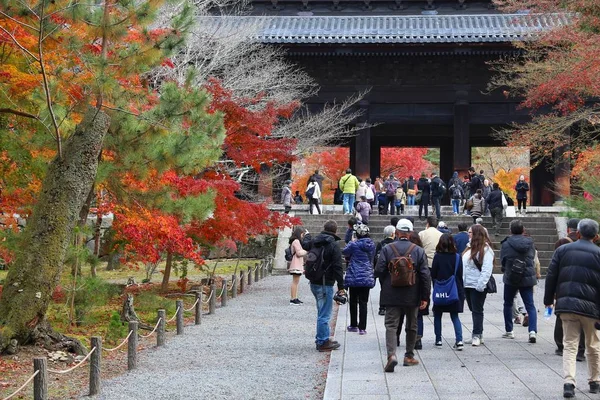 日本京都 2016年11月26日 人们参观日本京都的南禅寺寺 京都有17个联合国教科文组织世界遗产遗址 — 图库照片