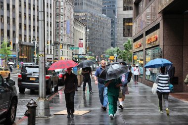New York, ABD - 10 Haziran 2013: İnsanlar ziyaret New York'ta Broadway. New York City (2014) 56 milyon yıllık ziyaretçi tarafından ziyaret edilmiştir. Ny metropol bölgesinde 20 milyon kişi yaşıyor.