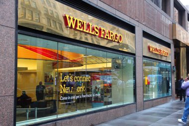 New York, ABD - 10 Haziran 2013: İnsanlar yürüyüş Wells Fargo banka şubesi New York'ta tarafından. Wells Fargo (tarafından gelirleri 2011 yılında 23 en büyük şirketi Amerika Birleşik Devletleri'nde yapıldı.).