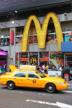 New York, ABD - 10 Haziran 2013: New York Times Square Mcdonald's fast food restoran boyunca sarı taksi sürücüleri.